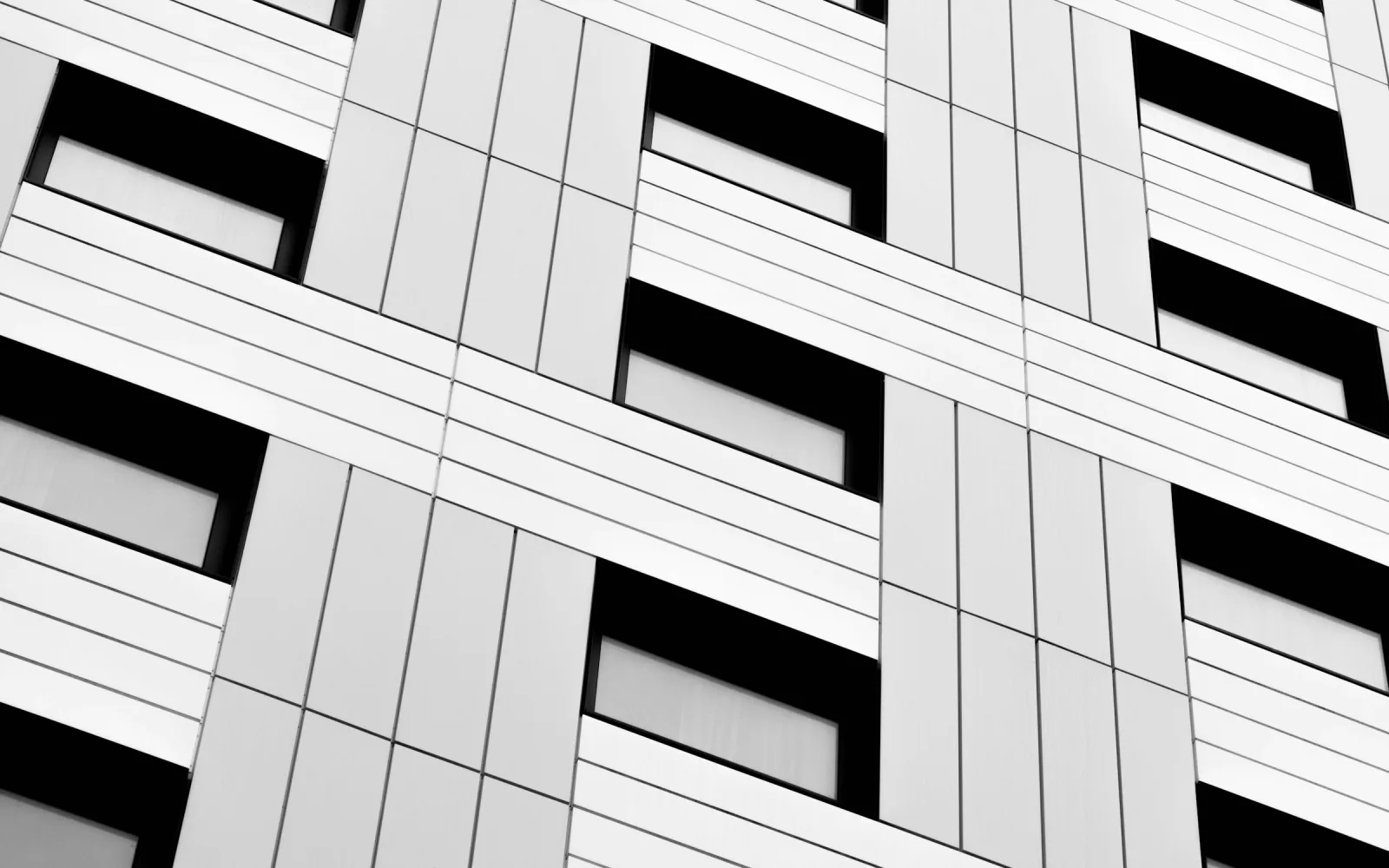 Détail de façade d’architecture contemporaine, panneaux et fenêtres alignés