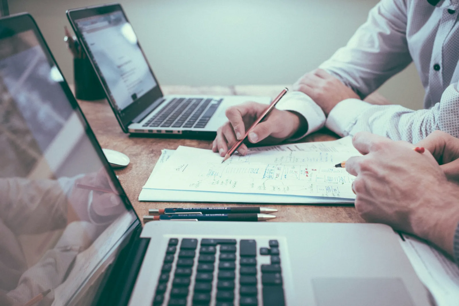 Séance de travail autour d'un plan d'action sur une table